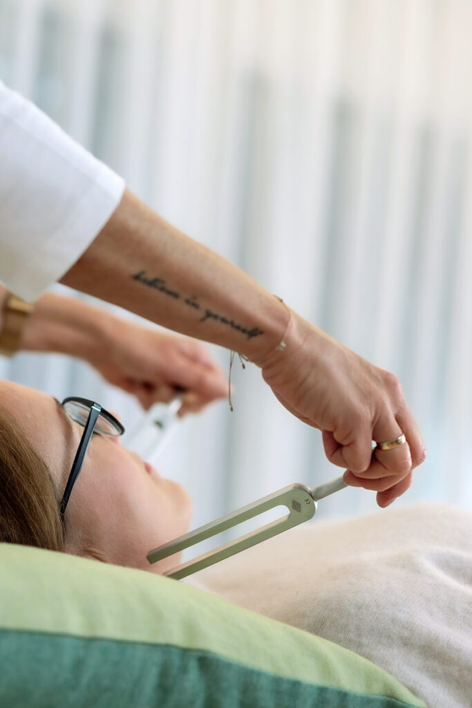 221021_047 Ausgleich mittels Klanggabeln